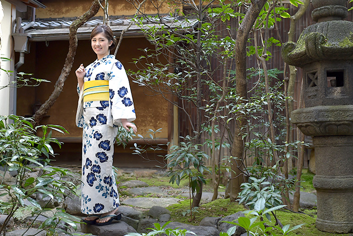 白地に青の花柄の浴衣を着た女性