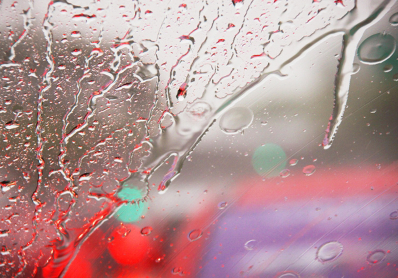 雨の中、車で移動中