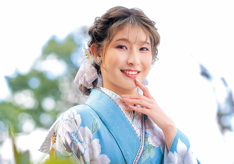水色の大きな花柄の振袖の女性