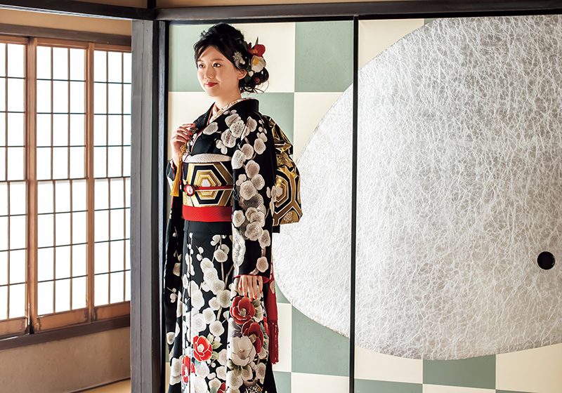 紺色の古典柄の振袖の女性