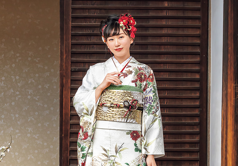 白色の古典柄の振袖の女性