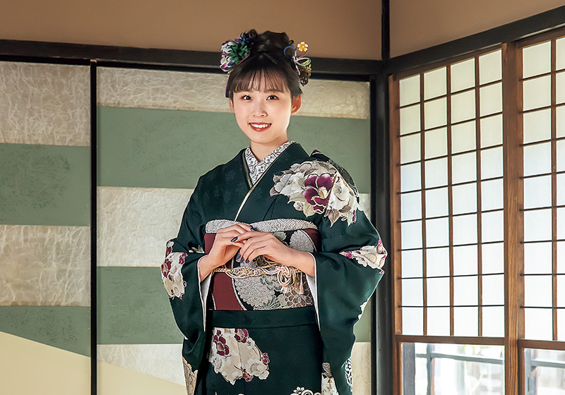 緑色のモダン柄の振袖の女性