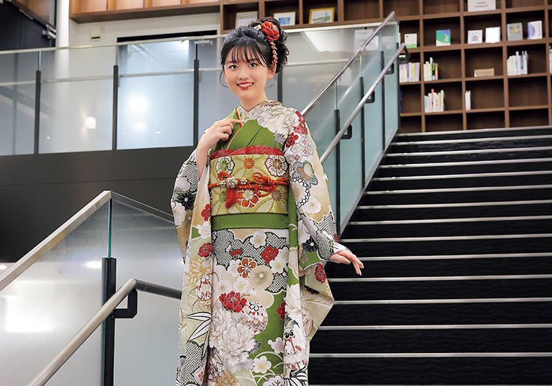 黄緑色のレトロ柄の振袖の女性