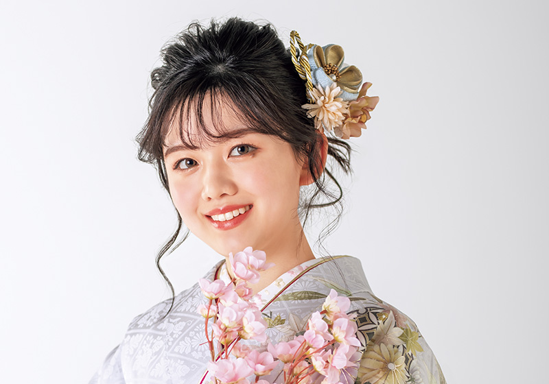 薄紫色の花柄の振袖の女性