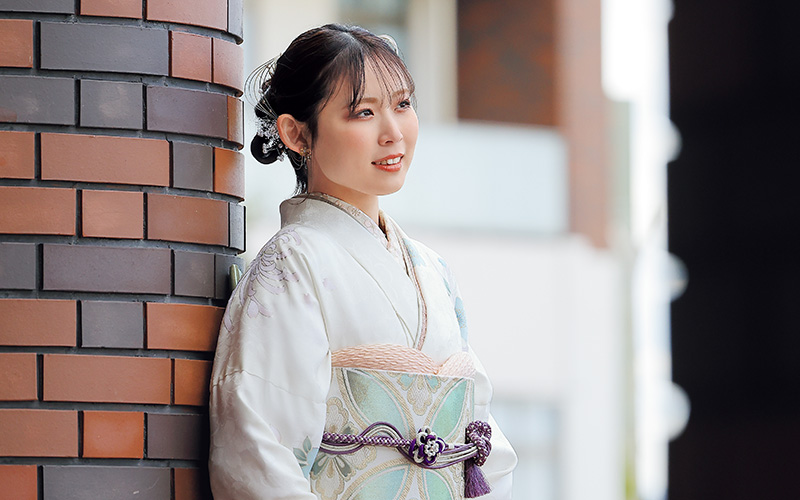 白い振袖を着た女性