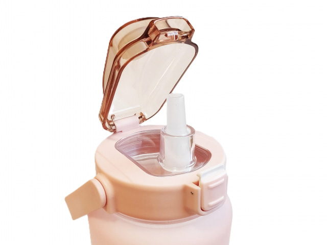 式典会場での水分補給には、ストローつきのボトルがおすすめ