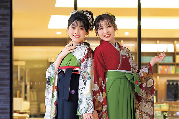 卒業袴を着たお嬢様たち